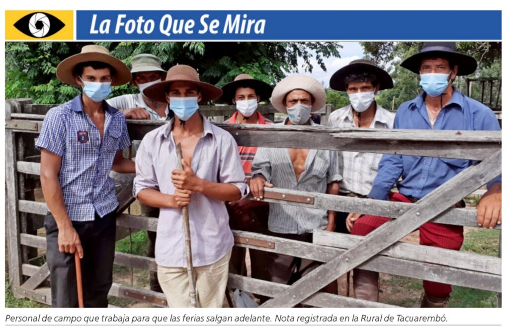 imagen de la foto que se mira gente trabajando en la feria ganadera