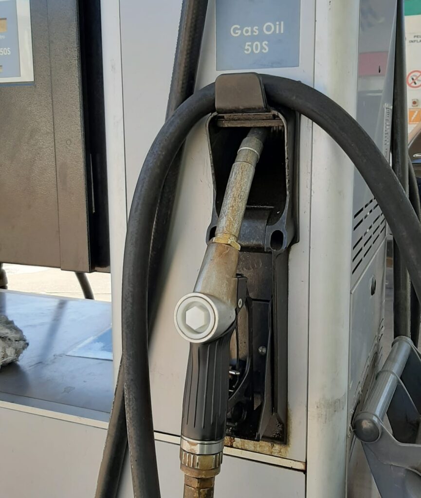 imagen de surtidor de gasoil en estación de servicio el gobierno mantendrá tarifas 