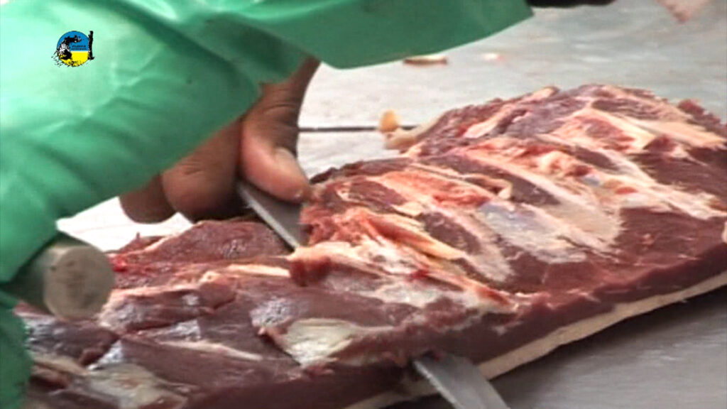 IMAGEN CORTANDO CARNE FAENA BOVINA FUE 19% INFERIOR