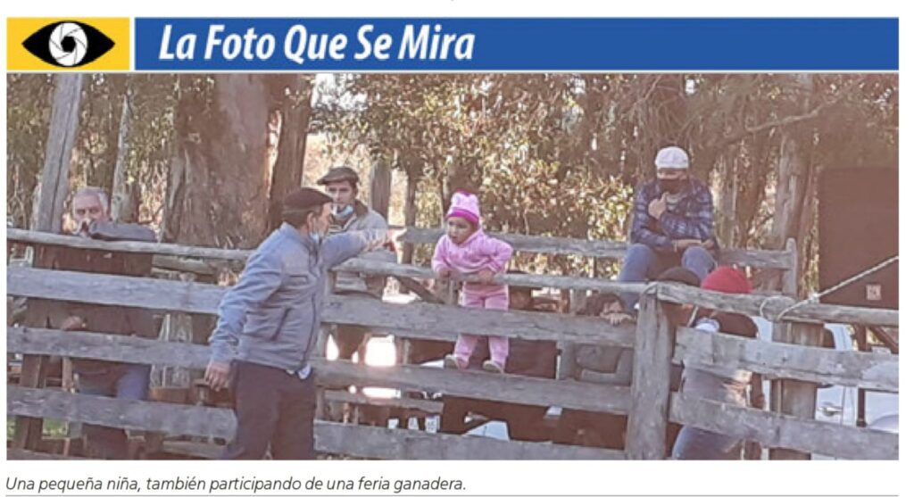 imagen de la foto que se mira una niña en una feria ganadera