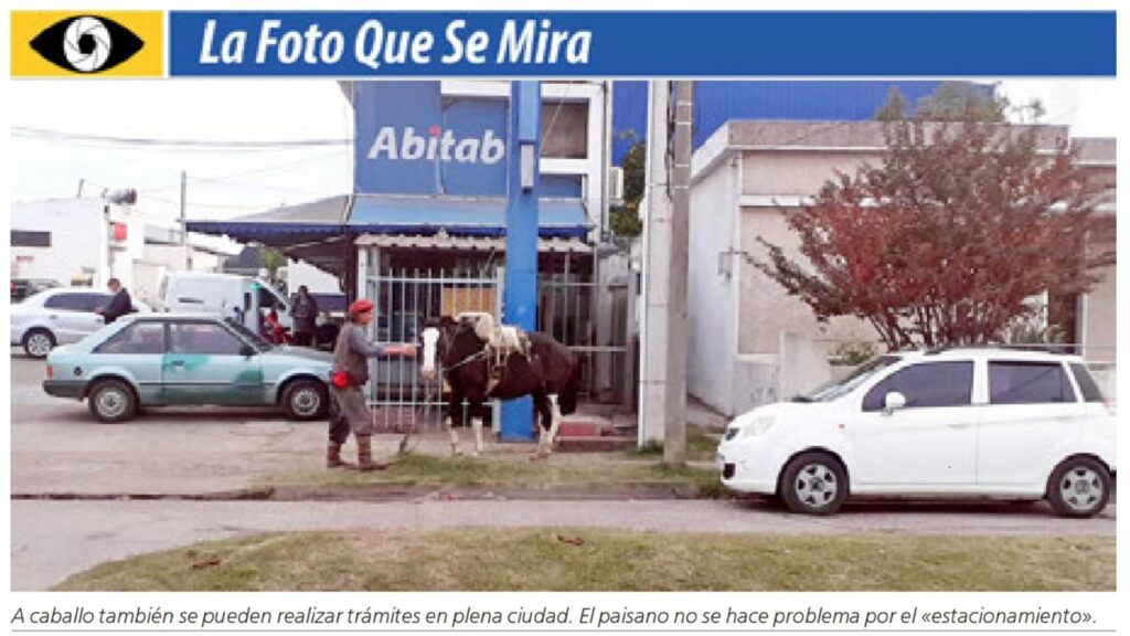 IMAGEN DE LA FOTO QUE SE MIRA UN HOMBRE QUE HACE SUS TRÁMITES A CABALLO EN LA CIUDAD DE TACUAREMBÓ, URUGUAY
