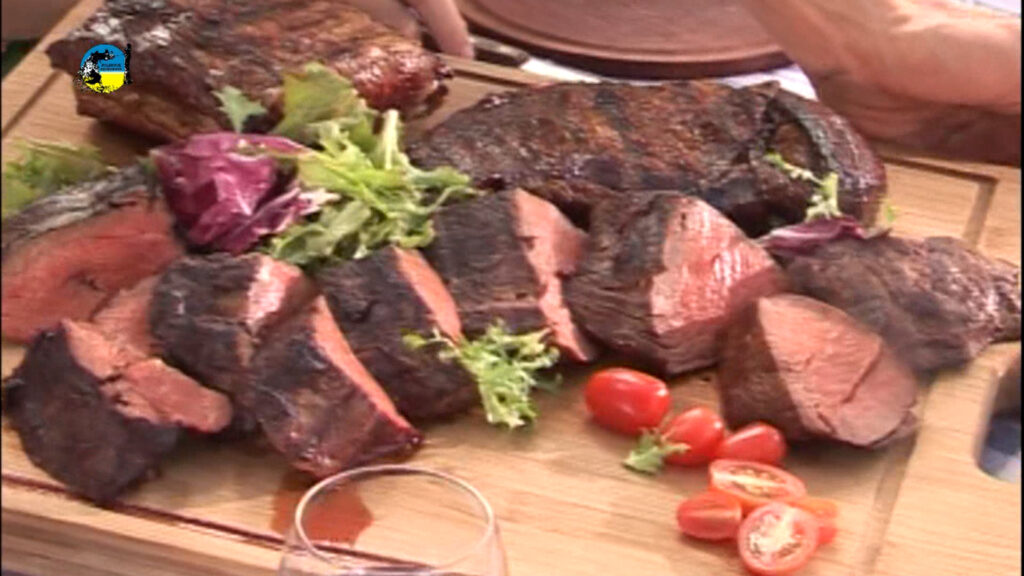 imagen de carne asada cortada en una tabla carne: se incrementará