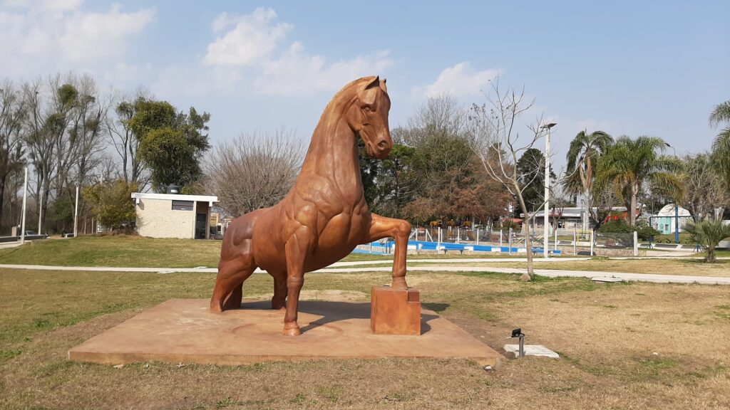 imagen de la escultura del caballo en el parque rodó una escultura para interactuar