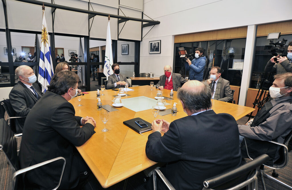 imagen de la reunión del presidente de uruguay con representantes de todos los partidos políticos 