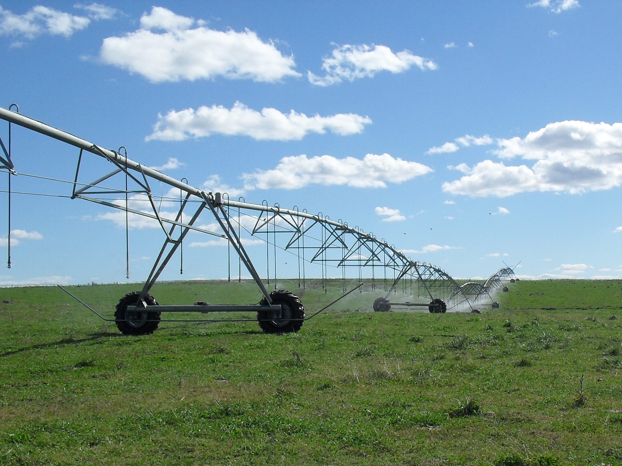 imagen de maquina de riego el el campo, descuento comercial al riego productivo 