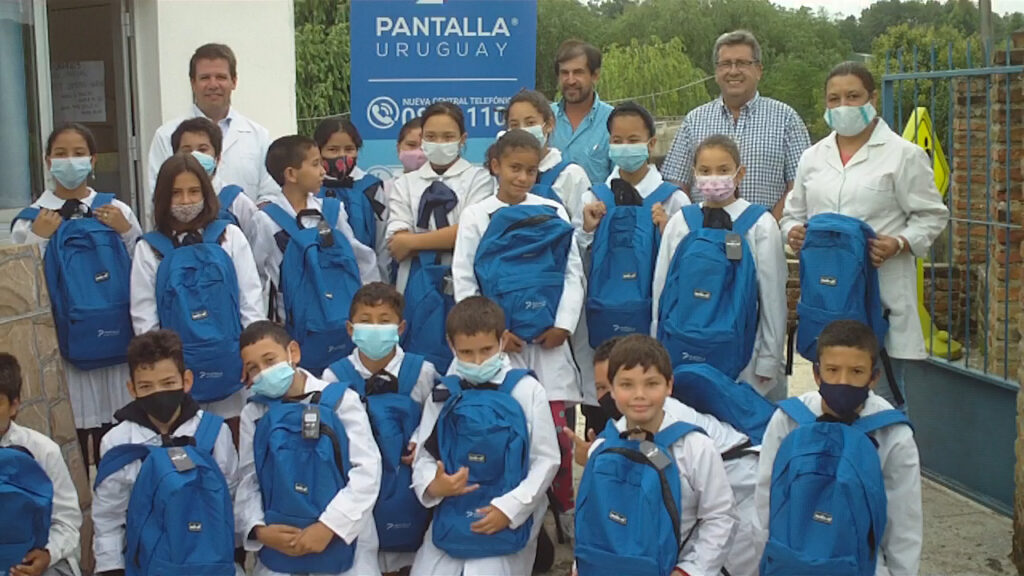 imagen de niños de la escuela rural nro. 162 de barrio santangelo, tacuarembó