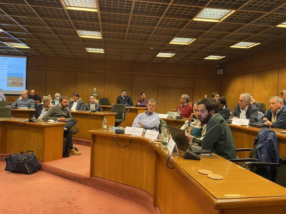 imagen de representantes de la mesa de ganadería del campo natutal en el parlamento 