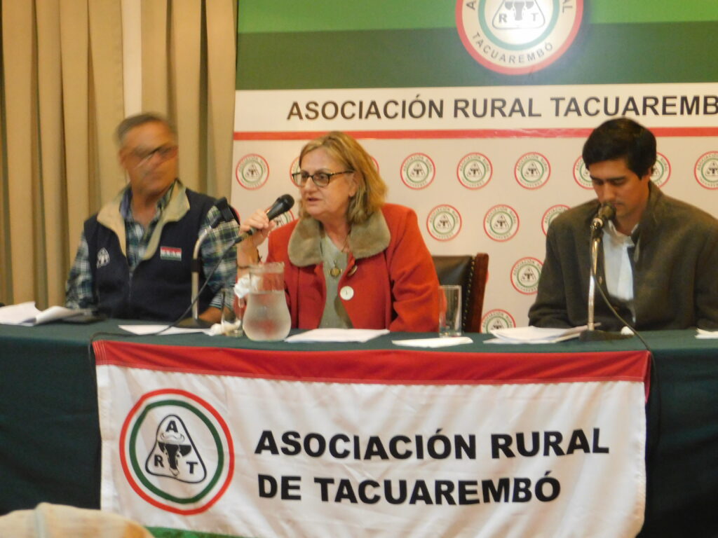 imagen de la mesa con autoridades de la rural de tacuarembó, renovación de autoridades de la a.r.t