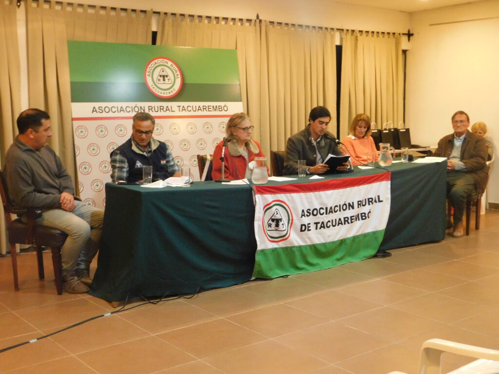 imagen de la mesa con autoridades de la rural de tacuarembó 