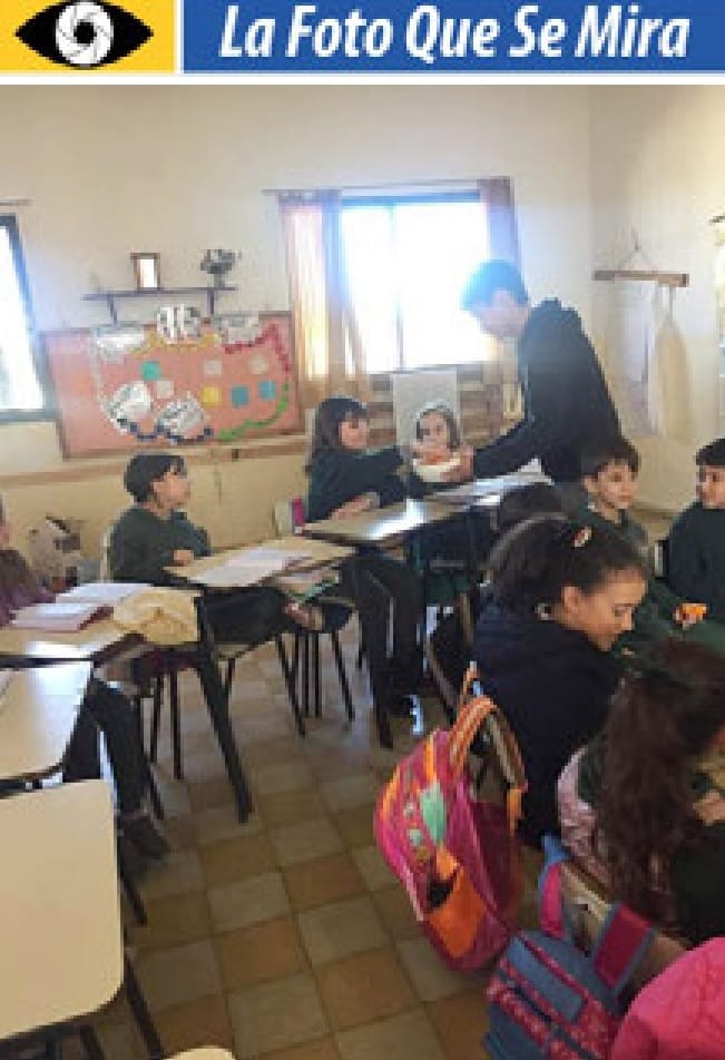 IMAGEN DE LA FOTO QUE SE MIRA: El estudiante de Nutrición, Santiago Aldabe Noble, dictando una charla sobre alimentación saludable en el Colegio Jesús Sacramentado.