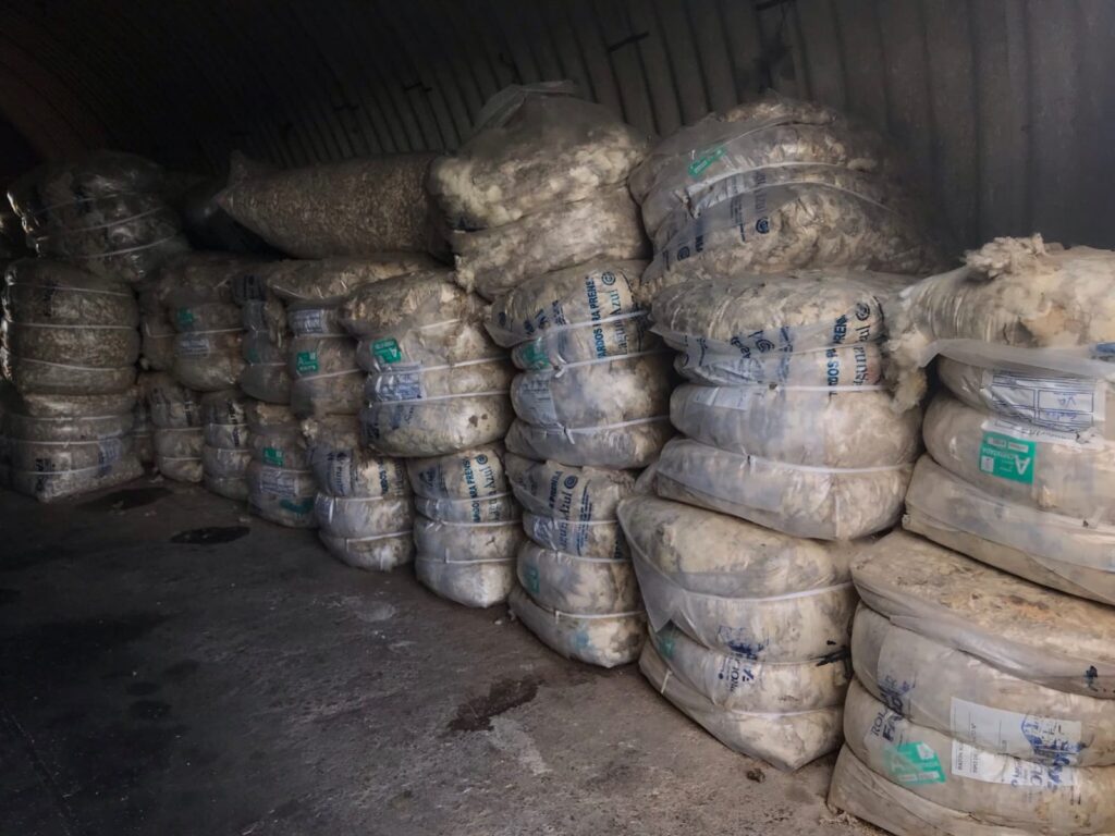 IMAGEN DE FARDOS DE LANA, SE COMERCIALIZARON DOS LOTES DE LANA