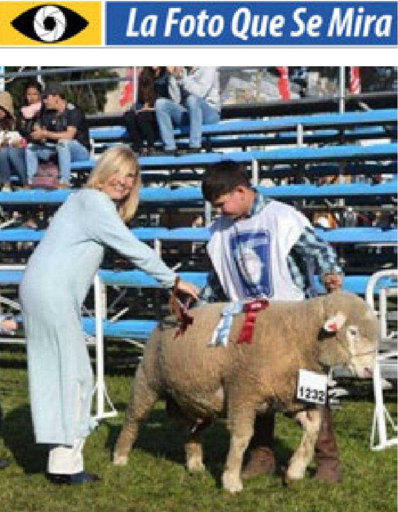 imagen de la foto que se mira, beatriz argimon entregando premio a un gran campeón carnero 