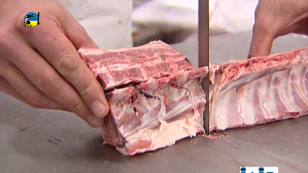 IMAGEN CORTANDO CARNE OVINA 