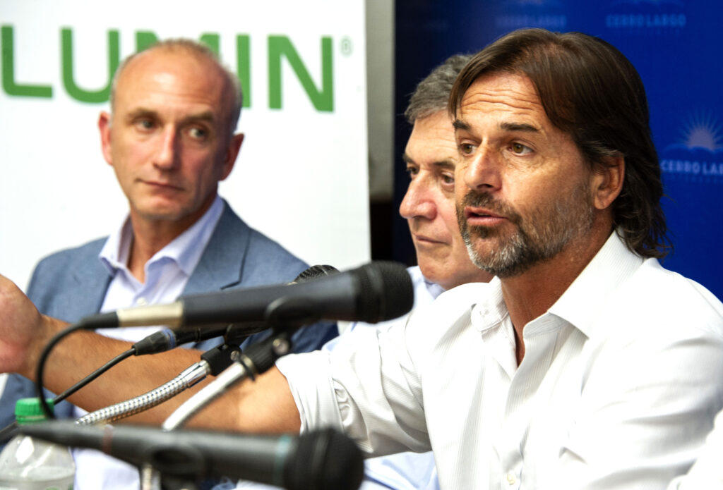 IMAGEN DEL PRESIDENTE LACALLE POU HACIENDO USO DE LA PALABRA EN LA CONFERENCIA DONDE SE ANUNCIÓ QUE LA PLANTA FORESTAL LUMIN INVERTIRÁ 136 MILLONES DE DÓLARES