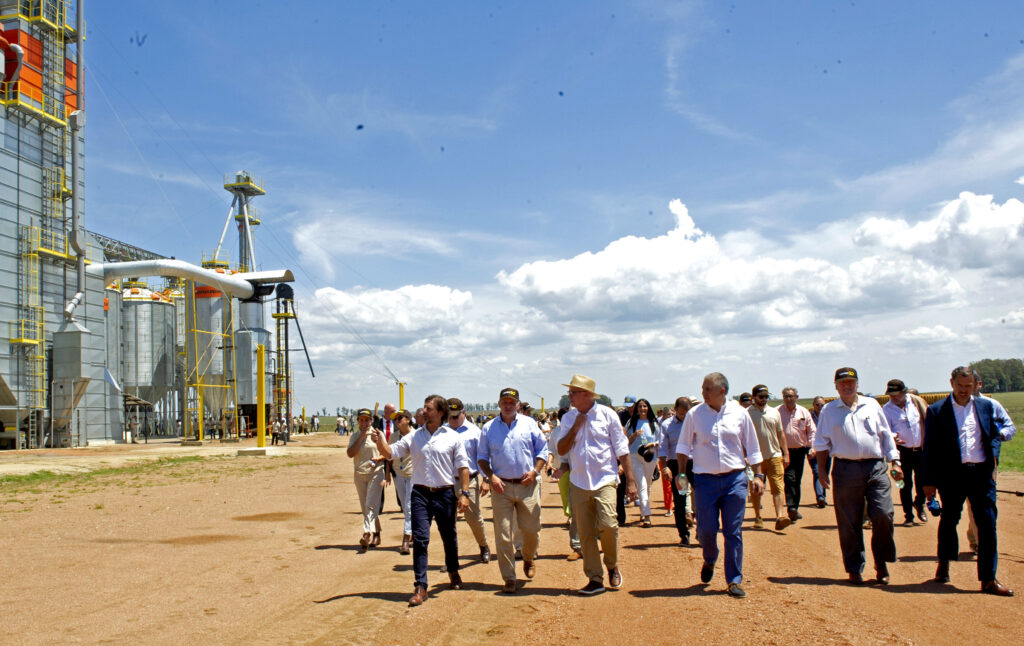 imagen del presidente lacalle pou y demás autoridades en recorrida donde se inauguró planta industrial de arroz en treinta y tres 