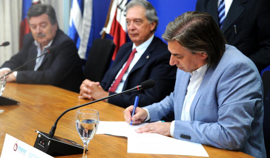 imagen del ministro de ganadería, fernando mattos, el presidente de colonización, julio cardozo y el presidente de mevir, juan pablo delgado, colonización y mevir invierten en salas de ordeñe