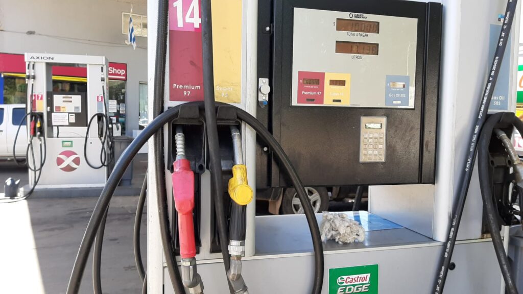 imagen de surtidor, ejecutivo mantiene precio de los combustibles