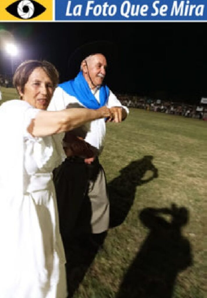 IMAGEN DE LA FOTO QUE SE MIRA, BAILANDO EL PERICÓN EN PATRIA GAUCHA