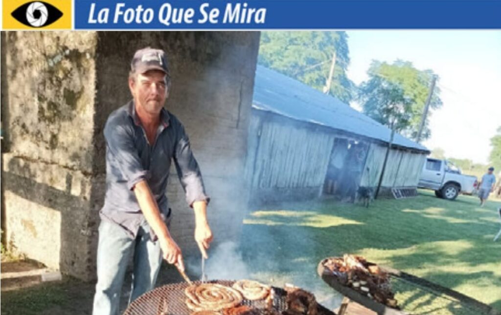 LA FOTO QUE SE MIRA, HUGO DELGADO ASANDO CON LA PARRILLA LLENA