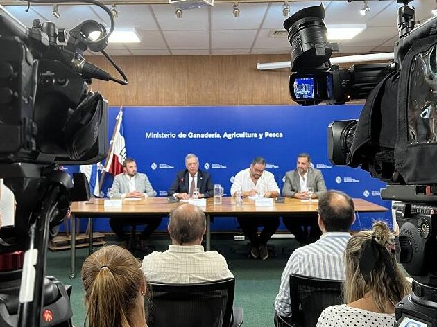 IMAGEN DE AUTORIDADES DEL MGAP INFORMANDO DEL PLAN DE CONTINGENCIA ALIMENTARIA PARA MICROPRODUCTORES