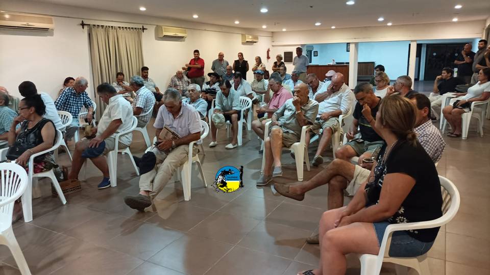 IMAGEN DE PRODUCTORES REUNIDOS, DURO RECLAMO DE PRODUCTORES DE TACUAREMBÓ 