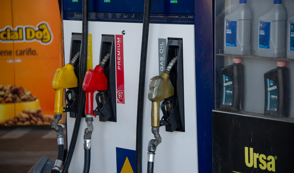 Ejecutivo mantiene precio de los combustibles en abril