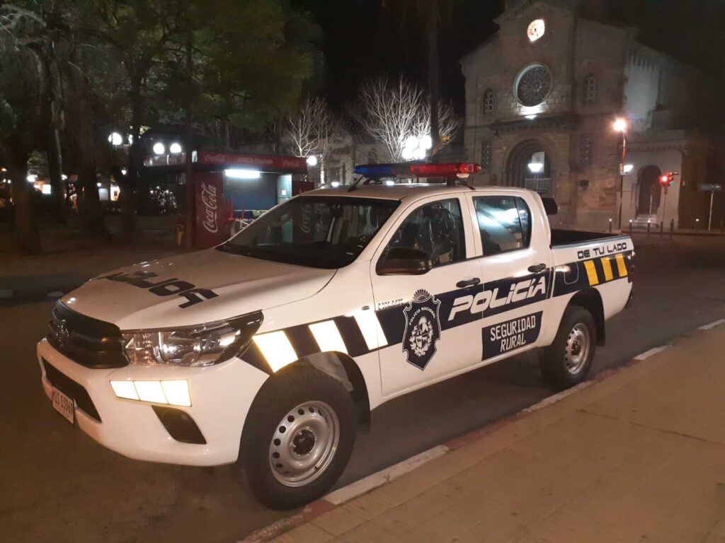 imagen de camioneta de brigada rural incauta armas y animales de caza prohibida