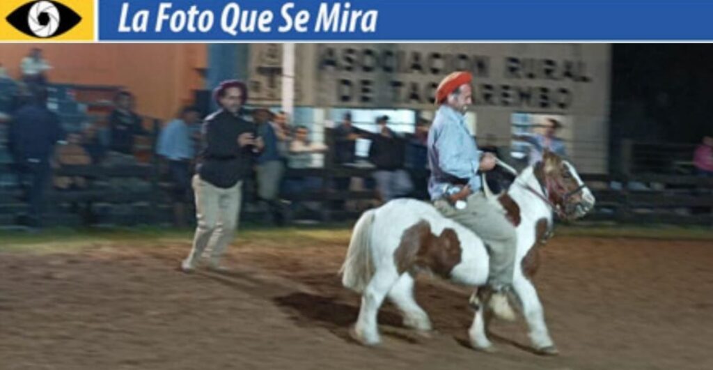 LA FOTO QUE SE MIRA, NANO ALBANO EN UN PETISO EN PLENO REMATE DE YEGUARIZOS EN LA RURAL DE TACUAREMBÓ