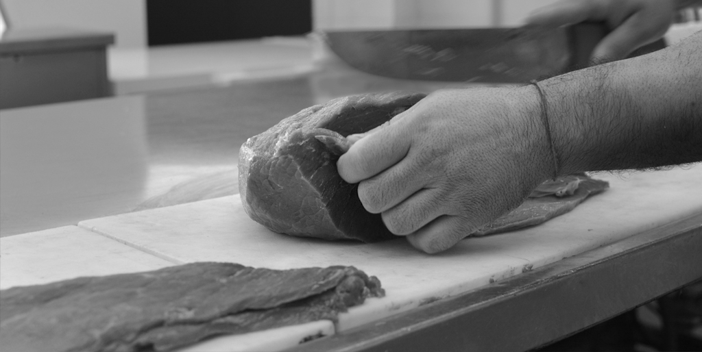 IMAGEN CORTANDO CARNE, PROCEDIMIENTOS SANCIONATORIOS A OTRAS CUATRO CARNICERÍAS