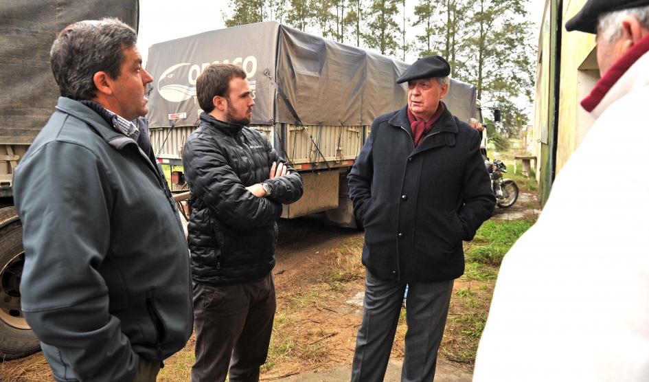 imagen del ministro mattos con productores, ganadería distribuyó ración a más de 2.000 productores 