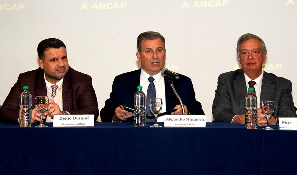 imagen del presidente de ancap y el ministro de ganadería, productores lecheros recibirán forraje de alur