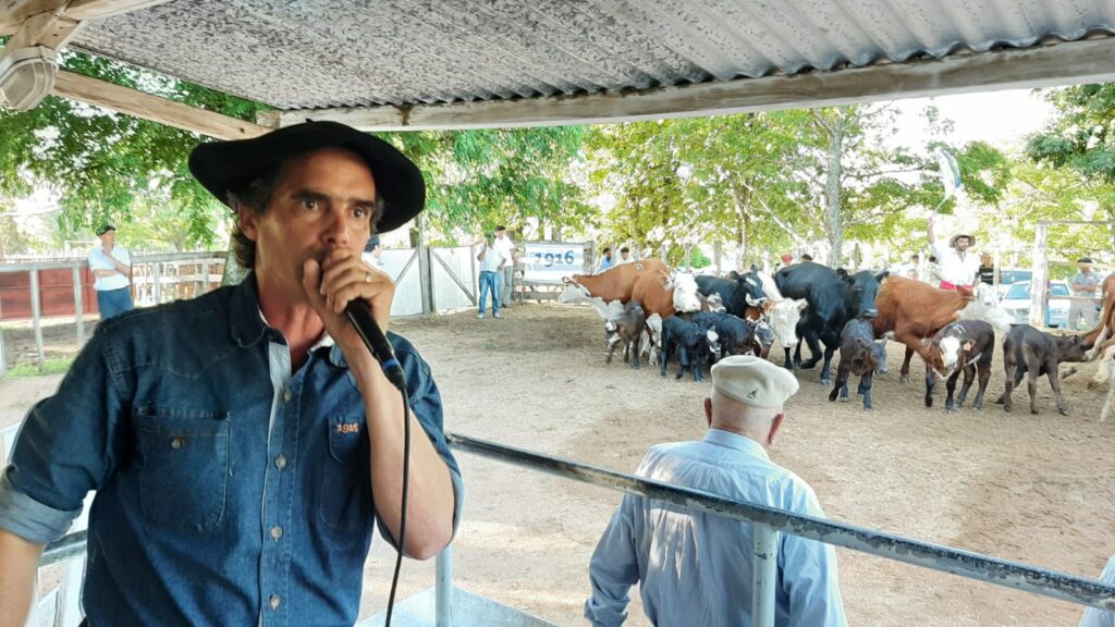IMAGEN DE ALEJANDRO NUÑEZ REMATANDO EN LA FERIA EN ANSINA TUVO VOLUMEN Y PRECIOS DESTACADOS 