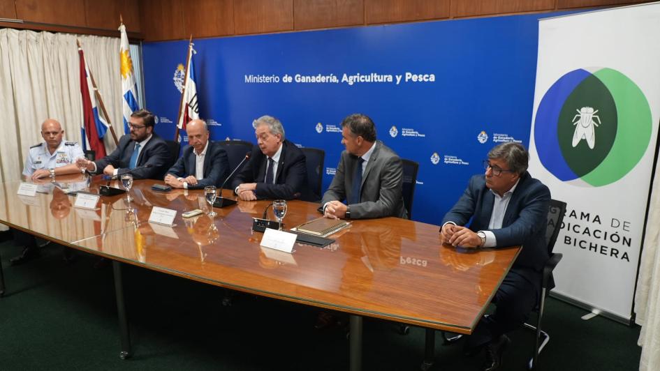 imagen de autoridades del mgap y mdn, avance del programa mosca de la bichera 