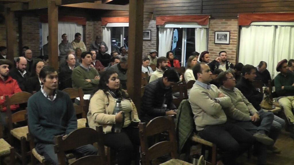 IMAGEN DE LOS PRESENTES EN LA CHARLA SOBRE NUEVAS NORMATIVAS SOBRE GARRAPATA