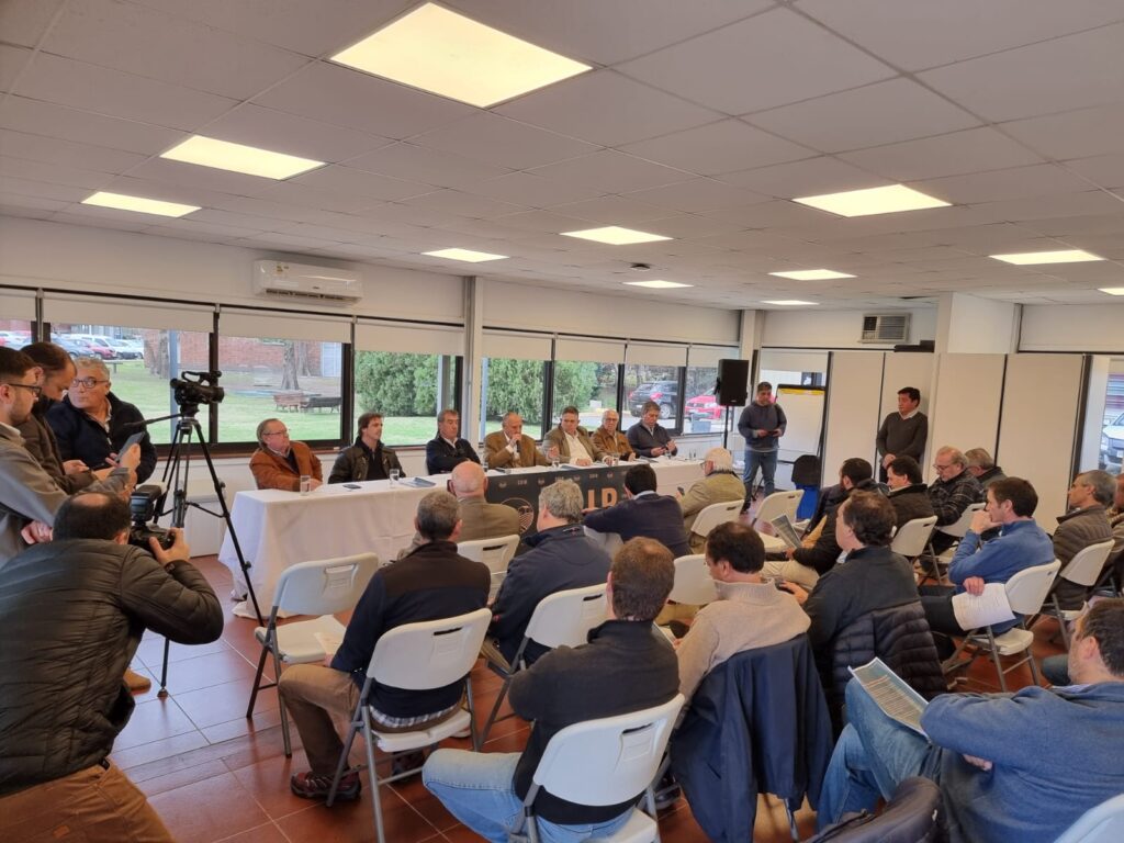 IMAGEN DE LA CONFERENCIA DE PRENSA DONDE SE PRESENTO Y FUE CREADA LA CÁMARA URUGUAYA DE INMOBILIARIAS RURALES