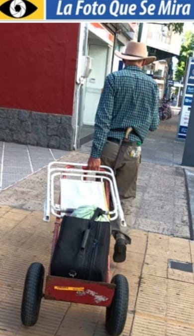 IMAGEN DE UNA PERSONA CON UN CARRITO CON TODO SU EQUIPAMIENTO RUMBO A LA PATRIA GAUCHA