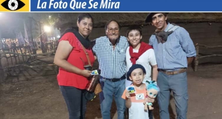 IMAGEN DE LA FOTO QUE SE MIRA UNA FAMILIA CON MIGUEL ÁNGEL ALDABE EN LA PATRIA GAUCHA 2025