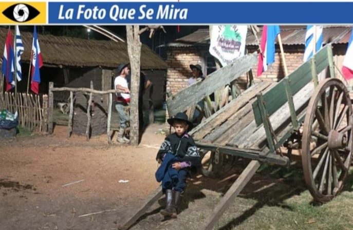 imagen de la foto que se mira, un niño sentado en las varas de una carreta en la patria gaucha 2025