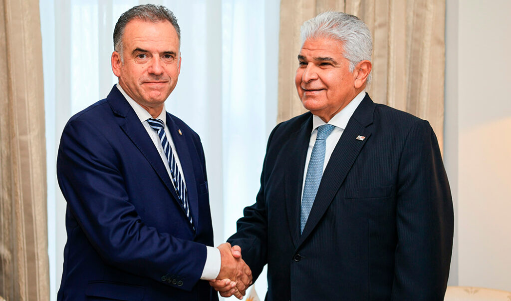 imagen del presidente de uruguay yamandú orsi y presidente de panamá José Raúl Mulino. uruguay y panamá estrechan lazos