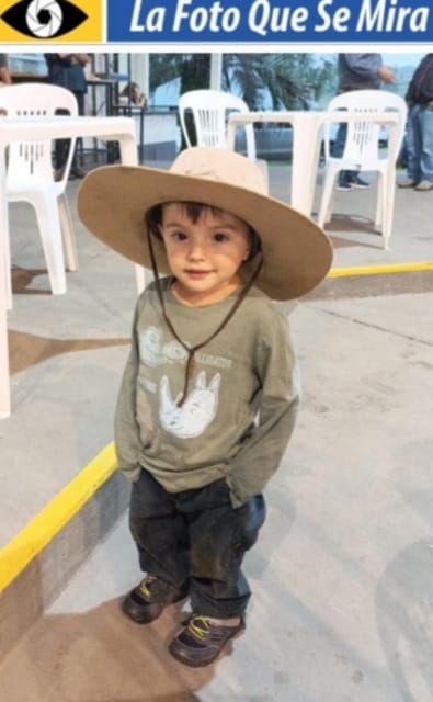 imagen de la foto que se mira, un niño de gaucho en una feria ganadera