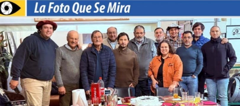 imagen de la foto que se mira, foto del festejo de los 50 años de ernesto esteves y cía.
