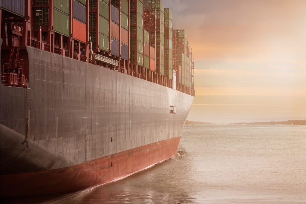 imagen de barco cargado de contenedores, Acuerdo final entre la UE y EE.UU. para aplicar un 15 % de aranceles para los productos europeos que se vendan en EE.UU.