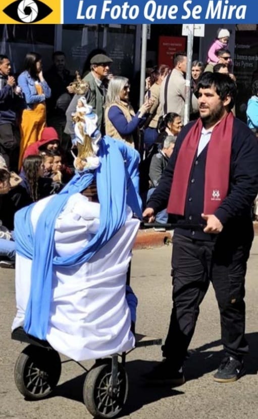 imagen de la foto que se mira, Como en cada desfile patrio, la Virgen de los Treinta y Tres Orientales, recibe el saludo del pueblo