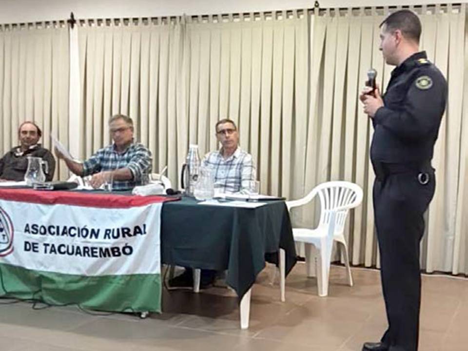 IMAGEN DEL JEFE DE LA BRIGADA DE SEGURIDAD RURAL EN LA ASAMBLEA, el nuevo presidente de la Asociación Rural de Tacuarembó es el Ingeniero Agrónomo Fausto Formoso Gallero.
