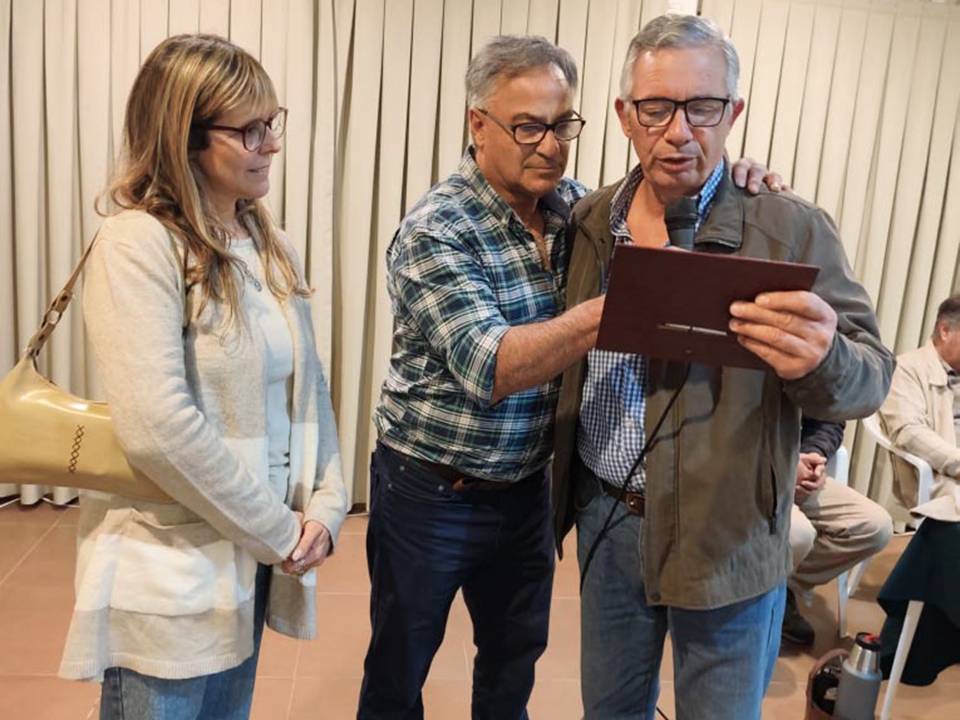 IMAGEN DE FAMILIARES DE URICO SAMPALLO QUE RECIBIERON UNA PLACA RECORDATORIA EN HOMENAJE A ESTE SOCIO FALLECIDO ESTE AÑO 2025