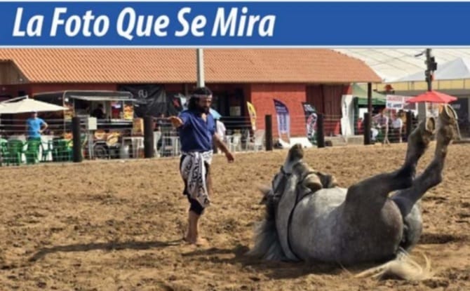 IMAGEN DE LA FOTO QUE SE MIRA, El Bruxo dos Potros, con sus clásicas demostraciones del dominio de un caballo. 