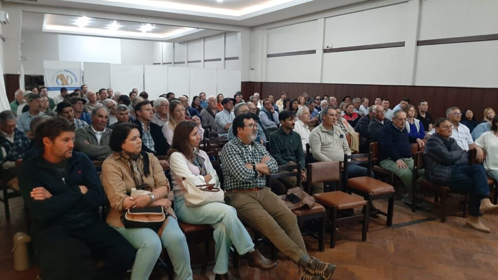 imagen del público presente en la charla de Bio Uruguay y Los Orientales unen fuerzas contra la garrapata.