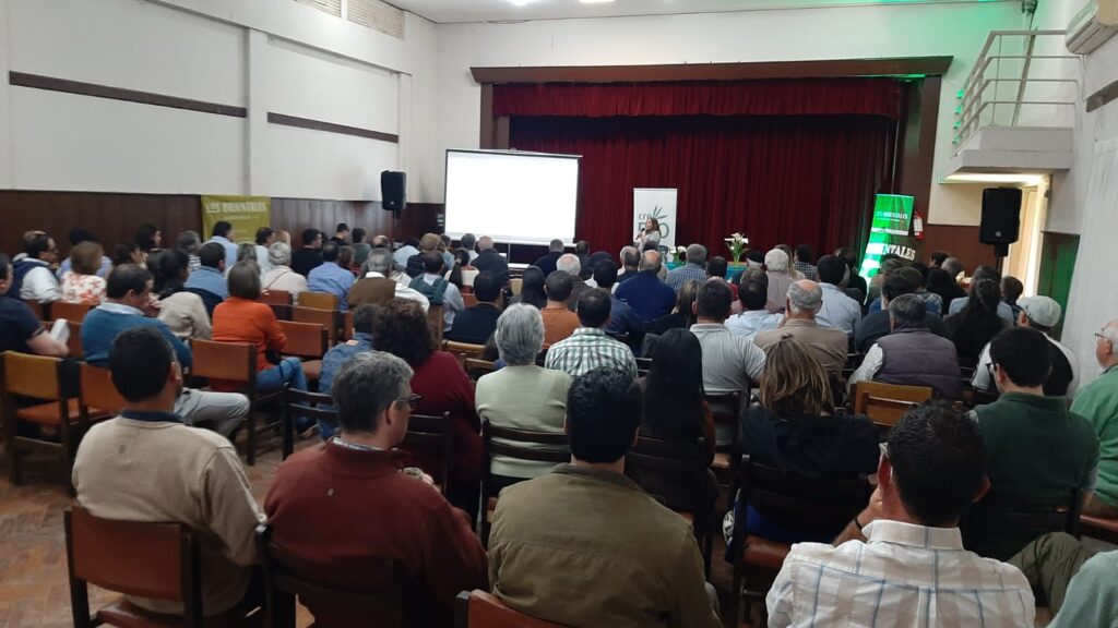 imagen de gente en la charla de Bio Uruguay y Los Orientales unen fuerzas contra la garrapata.