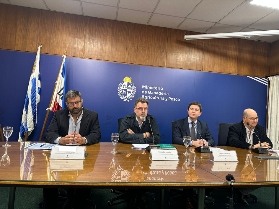 IMAGEN DE AUTORIDADES EN CONFERENCIA DE PRENSA, MGAP anunció cinco medidas para reforzar controles tras la detección de residuos de garrapaticidas en carne bovina.