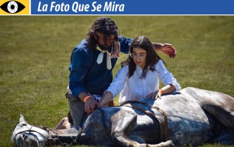 imagen de un hombre con una joven y un caballo acostado, El adiestrador de caballos conocido como O Bruxo dos Potros, en una demostración en local Gastelú.